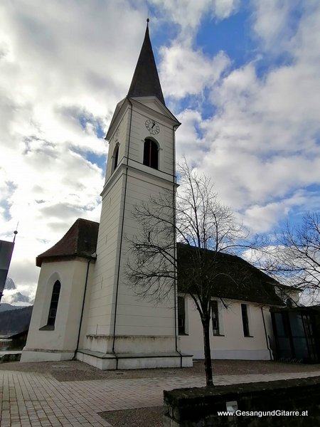 Kirche Nüziders Trauerfeier Beerdigung Verabschiedung Vorarlberg Musik Kirche Trauersängerin Sängerin mit Gitarre www.trauer-musik.at www.gesangundgitarre.at Gesang Gitarre Yvonne Brugger Trauersängerin Kirchensängerin