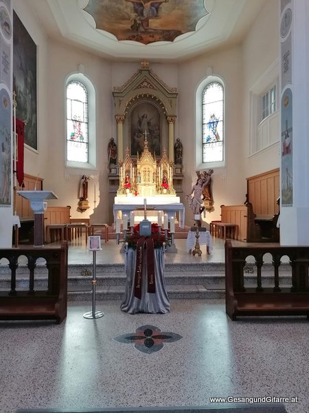 Kirche Feldkirch Gisingen Trauerfeier Beerdigung Verabschiedung Vorarlberg Musik Kirche Trauersängerin Sängerin mit Gitarre www.trauer-musik.at www.gesangundgitarre.at Gesang Gitarre Yvonne Brugger Trauersängerin Kirchensängerin
