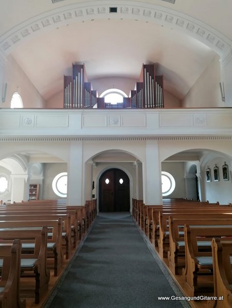 Kirche Dornbirn Haselstauden Taufsängerin Sängerin mit Gitarre Taufe Musik Taufmusik Bodensee Musikerin Gitarre Gesang Kirche Taufsängerin Vorarlberg www.gesangundgitarre.at Gesang Gitarre Yvonne Brugger