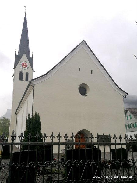 Alte Kirche Götzis Vorarlberg Totenwache Trauerfeier Beerdigung Verabschiedung Musik Kirche Solomusikerin Sängerin mit Gitarre www.trauer-musik.at www.gesangundgitarre.at Gesang Gitarre Yvonne Brugger Trauersängerin Kirchensängerin Kirche Trauerfeier Beerdigung Verabschiedung Vorarlberg Musik Kirche Trauersängerin Sängerin mit Gitarre www.trauer-musik.at www.gesangundgitarre.at Gesang Gitarre Yvonne Brugger Trauersängerin Kirchensängerin