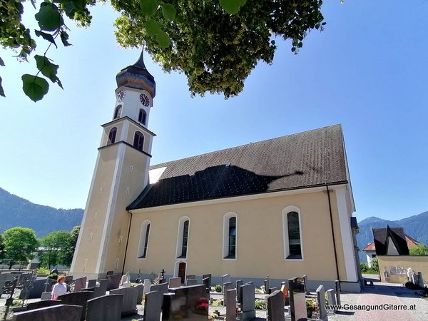 Kirche Ludesch Taufsängerin Sängerin mit Gitarre Taufe Musik Taufmusik Bodensee Musikerin Gitarre Gesang Kirche Taufsängerin Vorarlberg www.gesangundgitarre.at Gesang Gitarre Yvonne Brugger