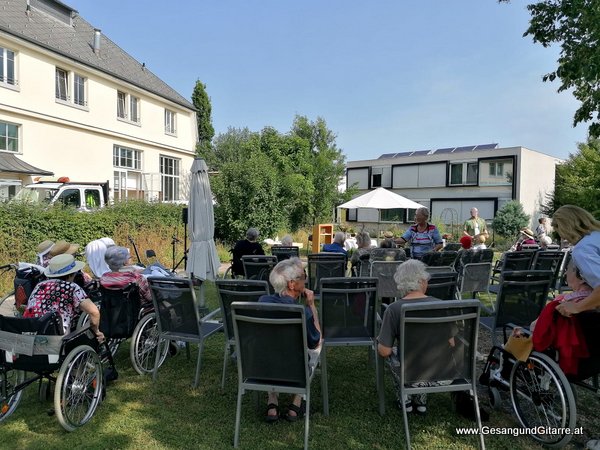 Kranksalbung Haus Klosterreben Sozialzentrum Rankweil Vorarlberg Musik Kirche Sängerin mit Gitarre www.gesangundgitarre.at Gesang Gitarre Yvonne Brugger