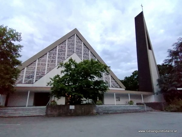 Jahrtagsmesse Trauerfeier Beerdigung Verabschiedung Rankweil Vorarlberg Musik Kirche Trauersängerin Sängerin mit Gitarre www.gesangundgitarre.at Gesang Gitarre Yvonne Brugger