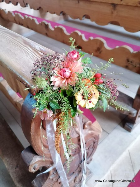 kirchliche Trauung Lech am Arlberg Kirche Musik Solomusikerin Sängerin Hochzeitssängerin Hochzeit Trauung Vorarlberg Kirche www.gesangundgitarre.at Gesang Gitarre Yvonne Brugger