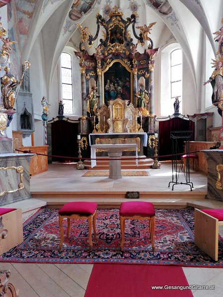 kirchliche Trauung Lech am Arlberg Kirche Musik Solomusikerin Sängerin Hochzeitssängerin Hochzeit Trauung Vorarlberg Kirche www.gesangundgitarre.at Gesang Gitarre Yvonne Brugger