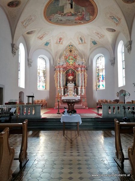 Kirche Dornbirn Haselstauden Taufsängerin Sängerin mit Gitarre Taufe Musik Taufmusik Bodensee Musikerin Gitarre Gesang Kirche Taufsängerin Vorarlberg www.gesangundgitarre.at Gesang Gitarre Yvonne Brugger