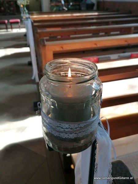 Trauung Kirche Meiningen Sektempfang Agape Apero Musik Solomusikerin Sängerin Hochzeitssängerin Hochzeit Trauung Vorarlberg Kirche www.gesangundgitarre.at Gesang Gitarre Yvonne Brugger