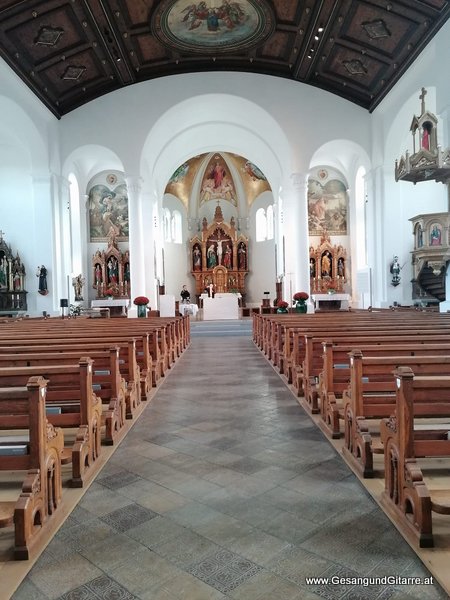 Kirche Lauterach Taufsängerin Sängerin mit Gitarre Taufe Musik Taufmusik Bodensee Musikerin Gitarre Gesang Kirche Taufsängerin Vorarlberg www.gesangundgitarre.at Gesang Gitarre Yvonne Brugger