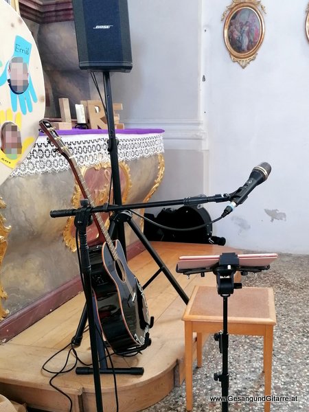 St. Pelagius Kirche Lindau Oberreitnau Allgäu Bayern Taufsängerin Sängerin mit Gitarre Taufe Musik Taufmusik Bodensee Musikerin Gitarre Gesang Kirche Taufsängerin Vorarlberg www.gesangundgitarre.at Gesang Gitarre Yvonne Brugger