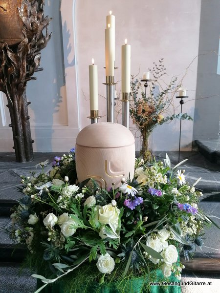 Basilika Rankweil Kirche Vorarlberg Verabschiedung Trauerfeier Beerdigung Verabschiedung Totenwache Musik Kirche Solomusikerin Sängerin mit Gitarre www.trauer-musik.at www.gesangundgitarre.at Gesang Gitarre Yvonne Brugger Trauersängerin Kirchensängerin Kirche Trauerfeier Beerdigung Verabschiedung Vorarlberg Musik Kirche Sängerin mit Gitarre www.trauer-musik.at www.gesangundgitarre.at Gesang Gitarre Yvonne Brugger Trauersängerin Kirchensängerin