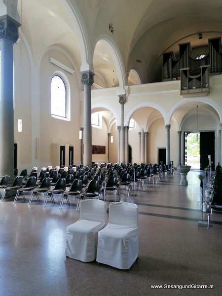 kirchliche Trauung Hochzeit Hard Kirche Musik Solomusikerin Sängerin Hochzeitssängerin Hochzeit Trauung Vorarlberg Kirche www.gesangundgitarre.at Gesang Gitarre Yvonne Brugger