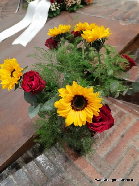 Friedhof Aussegnungshalle Lindau Aeschach Trauerfeier Beerdigung Verabschiedung Vorarlberg Musik Kirche Trauersängerin Sängerin mit Gitarre www.trauer-musik.at www.gesangundgitarre.at Gesang Gitarre Yvonne Brugger Trauersängerin Kirchensängerin