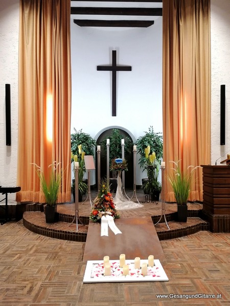 Friedhof Aussegnungshalle Lindau Aeschach Trauerfeier Beerdigung Verabschiedung Vorarlberg Musik Kirche Trauersängerin Sängerin mit Gitarre www.trauer-musik.at www.gesangundgitarre.at Gesang Gitarre Yvonne Brugger Trauersängerin Kirchensängerin