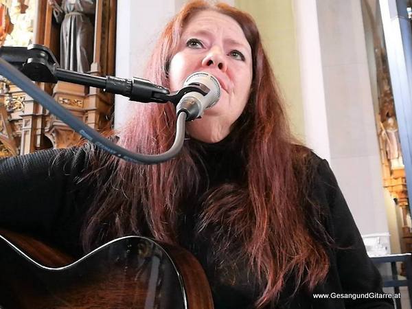 Kirche Frastanz Trauerfeier Beerdigung Verabschiedung Vorarlberg Musik Kirche Trauersängerin Sängerin mit Gitarre www.trauer-musik.at www.gesangundgitarre.at Gesang Gitarre Yvonne Brugger Trauersängerin Kirchensängerin