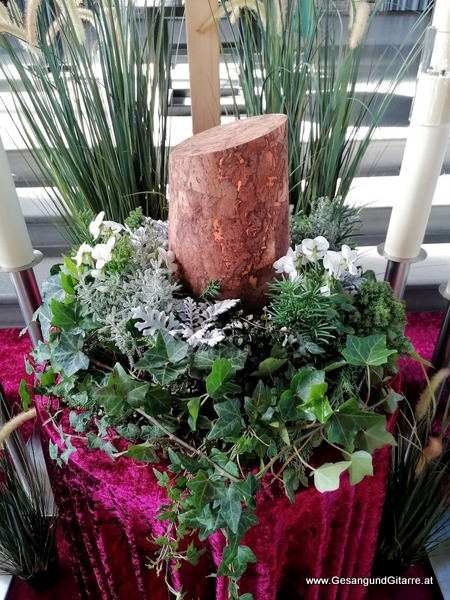 Kirche Frastanz Trauerfeier Beerdigung Verabschiedung Vorarlberg Musik Kirche Trauersängerin Sängerin mit Gitarre www.trauer-musik.at www.gesangundgitarre.at Gesang Gitarre Yvonne Brugger Trauersängerin Kirchensängerin