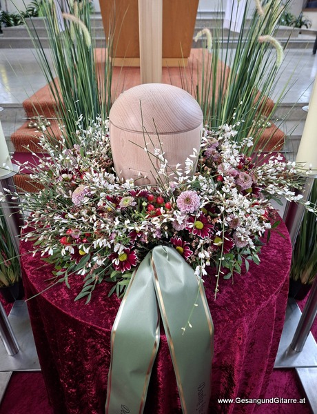 Kirche Feldkirch Nofels Trauerfeier Beerdigung Verabschiedung Vorarlberg Musik Kirche Trauersängerin Sängerin mit Gitarre www.trauer-musik.at www.gesangundgitarre.at Gesang Gitarre Yvonne Brugger Trauersängerin Kirchensängerin