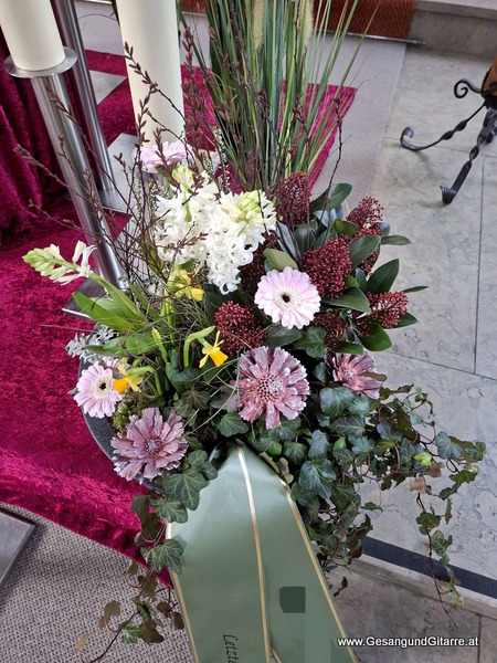 Kirche Feldkirch Nofels Trauerfeier Beerdigung Verabschiedung Vorarlberg Musik Kirche Trauersängerin Sängerin mit Gitarre www.trauer-musik.at www.gesangundgitarre.at Gesang Gitarre Yvonne Brugger Trauersängerin Kirchensängerin