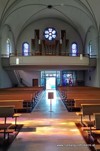 Musik Trauersängerin Sängerin mit Gitarre Vorarlberg Kirche Sulz Beerdigung Beisetzung Trauerfeier