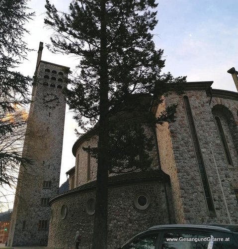 Musik Trauersängerin Sängerin mit Gitarre Vorarlberg Kirche Bludenz Beerdigung Beisetzung Trauerfeier