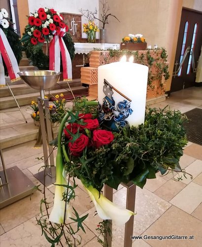 Musik Trauersängerin Sängerin mit Gitarre Vorarlberg Kirche Bludenz Beerdigung Beisetzung Trauerfeier