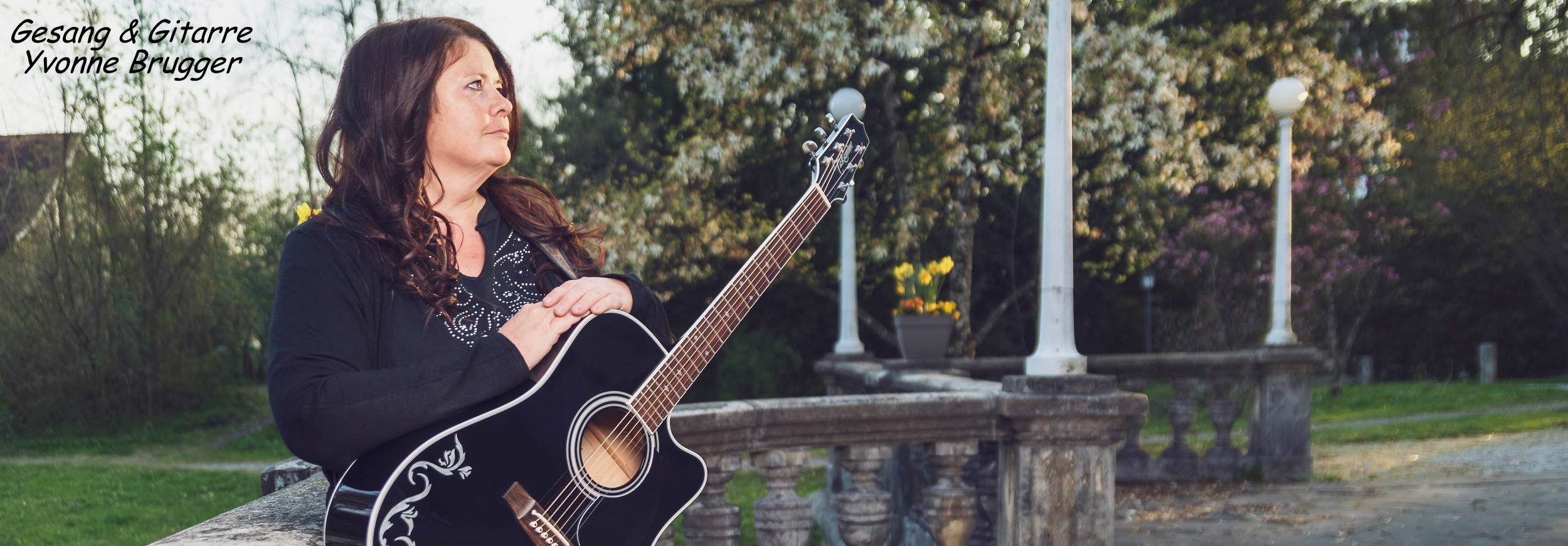 Sängerin Yvonne Brugger mit Gitarre Vorarlberg Hochzeitssängerin Termine