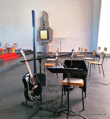 Musik Trauersängerin Sängerin mit Gitarre Vorarlberg Kirche Rankweil Beerdigung Beisetzung Trauerfeier