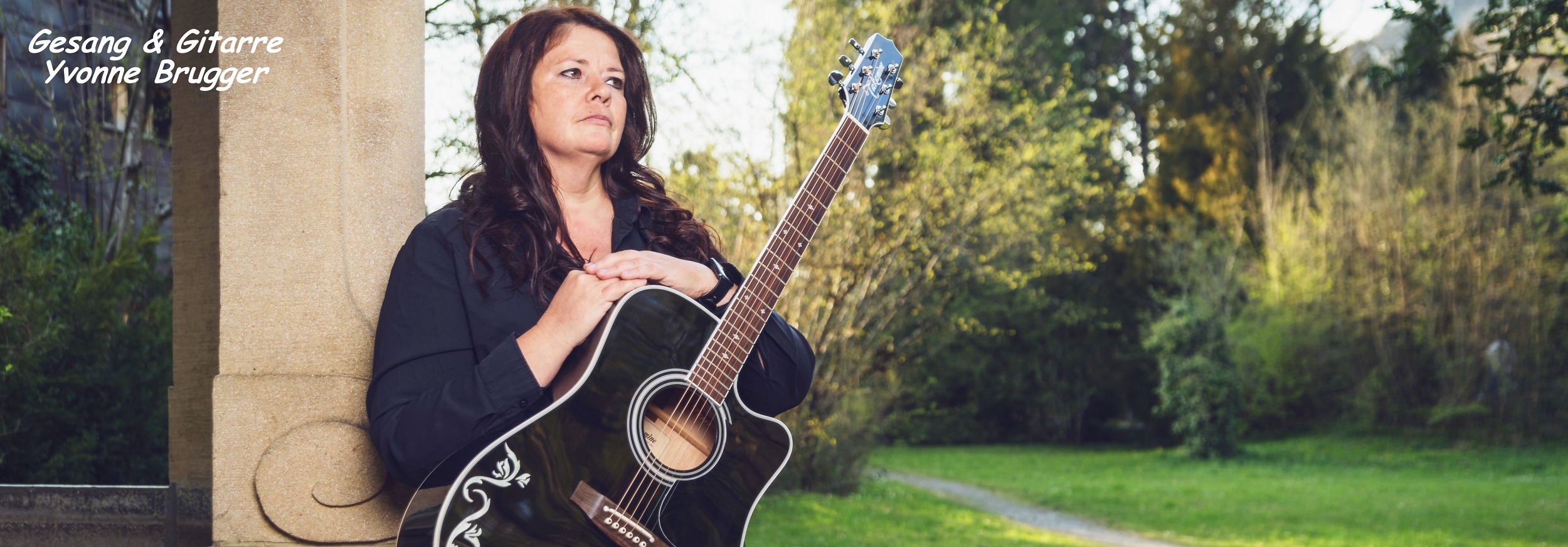 Sängerin Yvonne Brugger mit Gitarre Vorarlberg Hochzeitssängerin Termine