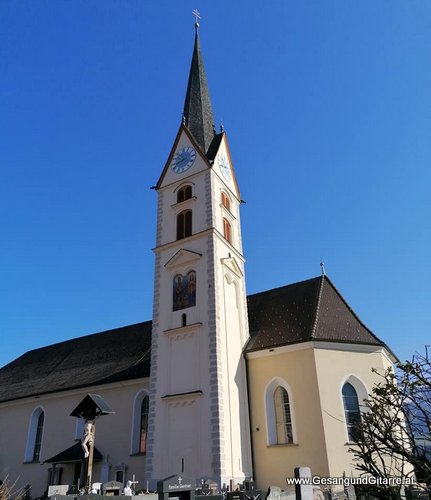 Musik Trauersängerin Sängerin mit Gitarre Vorarlberg Kirche Nenzing Beerdigung Beisetzung Trauerfeier