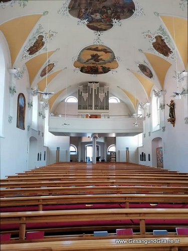 Musik Trauersängerin Sängerin mit Gitarre Vorarlberg Kirche Nenzing Beerdigung Beisetzung Trauerfeier