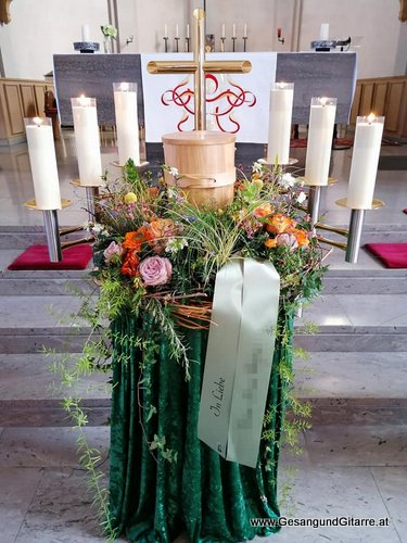 Musik Trauersängerin Sängerin mit Gitarre Vorarlberg Kirche Sulz Beerdigung Beisetzung Trauerfeier