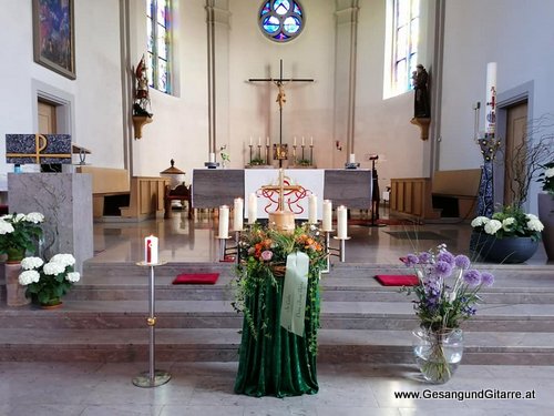Musik Trauersängerin Sängerin mit Gitarre Vorarlberg Kirche Sulz Beerdigung Beisetzung Trauerfeier