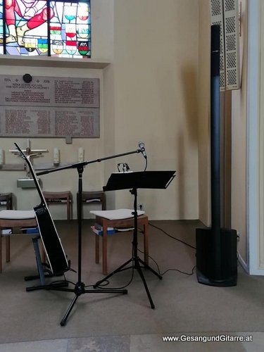 Musik Trauersängerin Sängerin mit Gitarre Vorarlberg Kirche Bregenz Beerdigung Beisetzung Trauerfeier