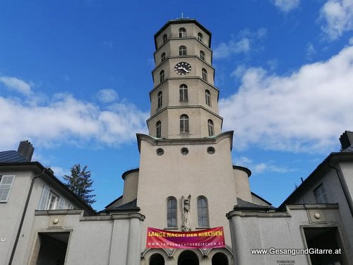 Musik Trauersängerin Sängerin mit Gitarre Vorarlberg Kirche Bregenz Beerdigung Beisetzung Trauerfeier