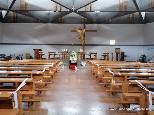 Musik Trauersängerin Sängerin mit Gitarre Vorarlberg Kirche Hohenems Beerdigung Beisetzung Trauerfeier