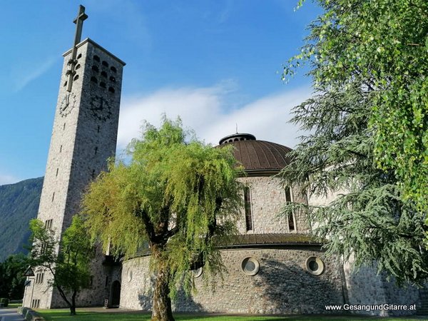 Musik Trauersängerin Sängerin mit Gitarre Vorarlberg Kirche Bludenz Beerdigung Beisetzung Trauerfeier Verabschiedung