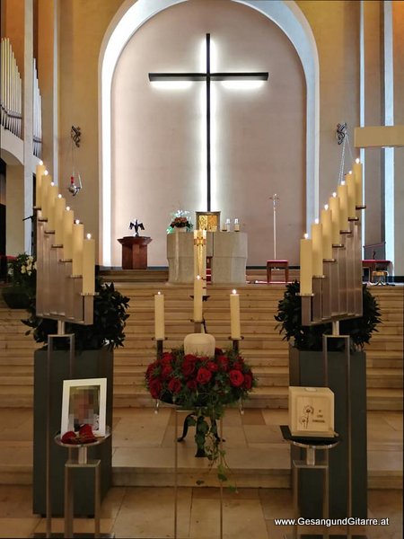 Musik Trauersängerin Sängerin mit Gitarre Vorarlberg Kirche Bludenz Beerdigung Beisetzung Trauerfeier Verabschiedung