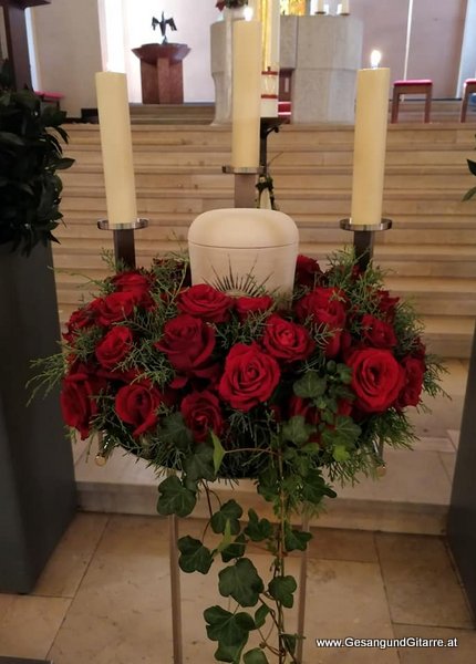 Musik Trauersängerin Sängerin mit Gitarre Vorarlberg Kirche Bludenz Beerdigung Beisetzung Trauerfeier Verabschiedung