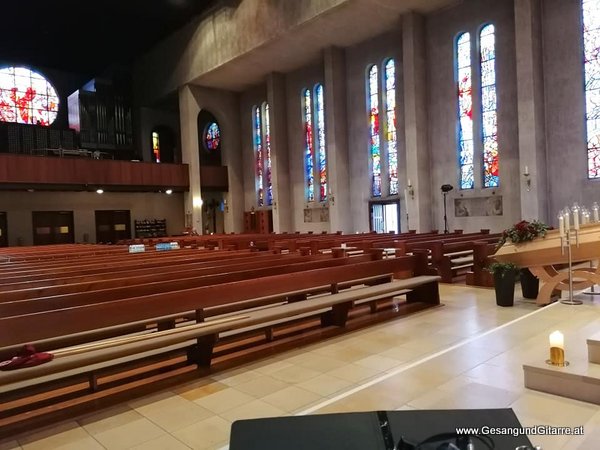 Musik Trauersängerin Sängerin mit Gitarre Vorarlberg Kirche Lustenau Erlöserkirche Beerdigung Beisetzung Trauerfeier Verabschiedung