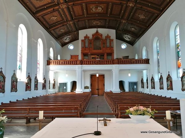 Sängerin Yvonne Brugger Taufe Musik Taufmusik Bodensee Musikerin Gitarre Gesang Kirche in Lauterach Taufsängerin