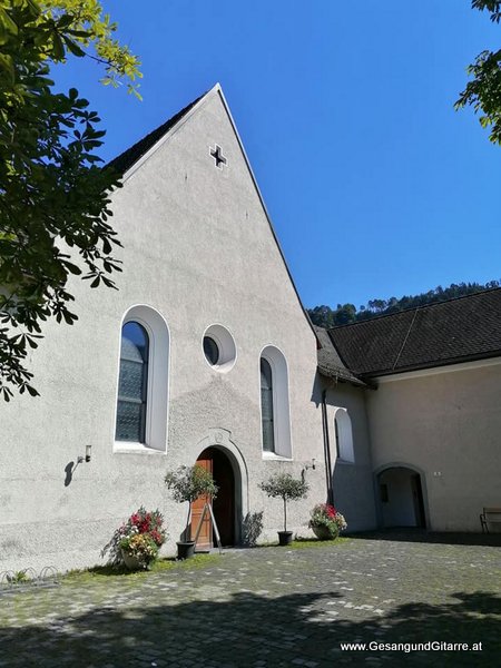 Sängerin Yvonne Brugger Taufe Musik Taufmusik Bodensee Musikerin Gitarre Gesang Kirche Kapuzinerkloster Feldkirch Taufsängerin