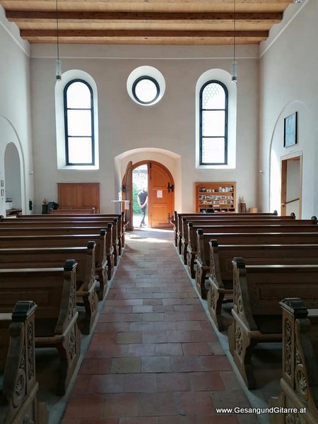 Sängerin Yvonne Brugger Taufe Musik Taufmusik Bodensee Musikerin Gitarre Gesang Kirche Kapuzinerkloster Feldkirch Taufsängerin