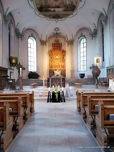 Musik Trauersängerin Sängerin mit Gitarre Vorarlberg Kirche Hohenems Beerdigung Trauerfeier Auferstehungsgottesdienst Begräbnis
