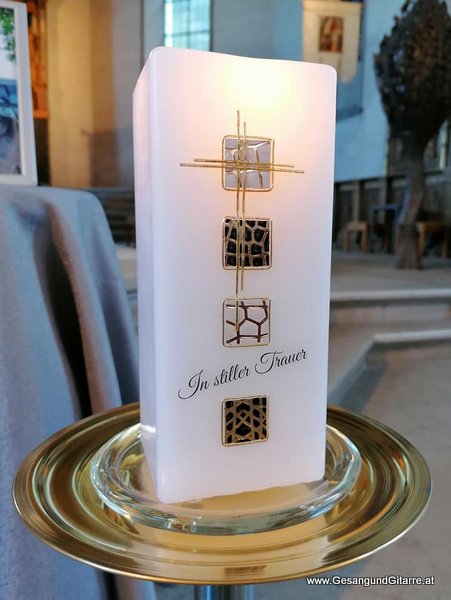 Musik Trauersängerin Sängerin mit Gitarre Vorarlberg Kirche Hohenems Beerdigung Trauerfeier Auferstehungsgottesdienst Begräbnis