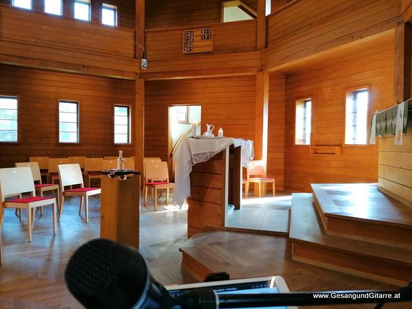 Sängerin Yvonne Brugger Taufe Musik Taufmusik Bodensee Musikerin Gitarre Gesang Kirche Taufsängerin Dornbirn Vorarlberg Altkatholisch Altkatholiken