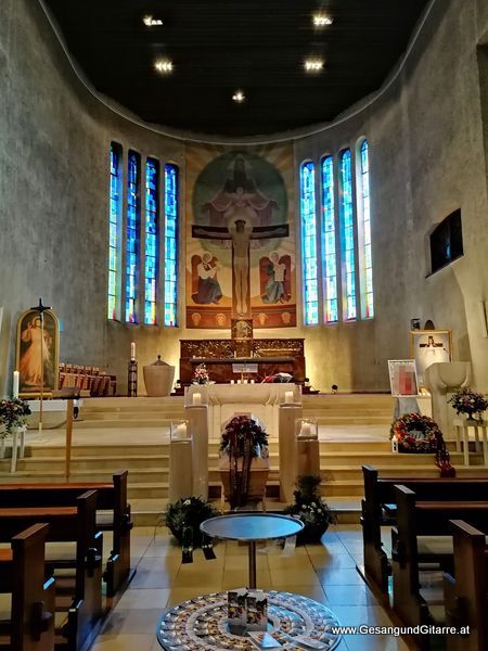 Trauersängerin Sängerin Gitarre Musikerin Trauerfeier Verabschiedung Beerdigung Begräbnis Erlöserkirche Kirche Lustenau