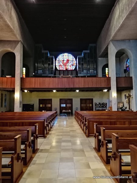 Trauersängerin Sängerin Gitarre Musikerin Trauerfeier Verabschiedung Beerdigung Begräbnis Erlöserkirche Kirche Lustenau