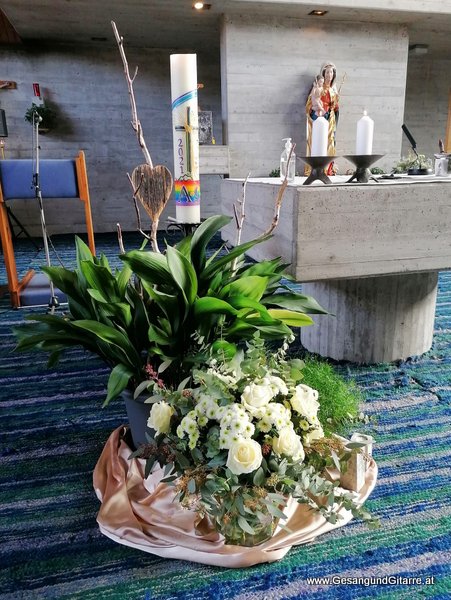 Hochzeitssängerin Sängerin Yvonne Brugger Traufe Trauung Taufe Musik Taufmusik Bodensee Musikerin Gitarre Gesang Kirche Maria Schnee Kehlegg Dornbirn