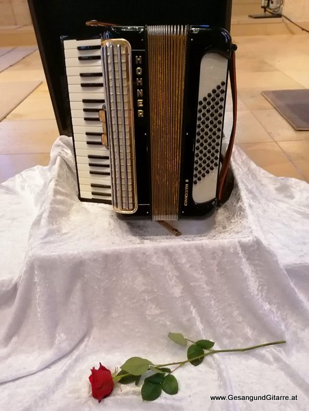 Trauersängerin Sängerin Gitarre Musikerin Trauerfeier Verabschiedung Beerdigung Begräbnis Erlöserkirche Kirche Lustenau