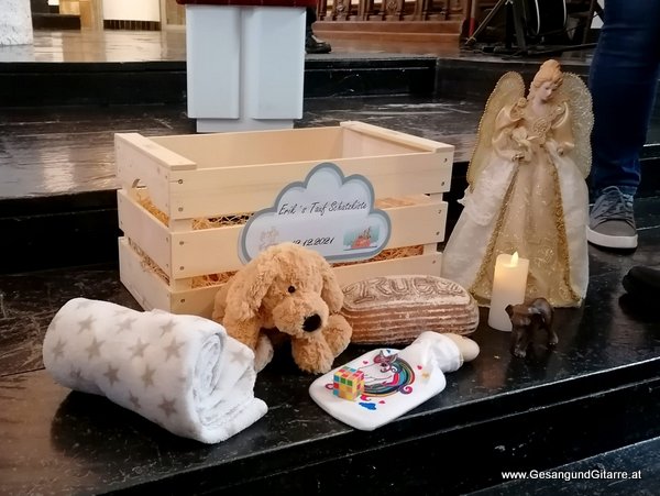 Sängerin mit Gitarre Taufe Musik Taufmusik Bodensee Musikerin Gitarre Gesang Kirche Taufsängerin Wolfurt Vorarlberg