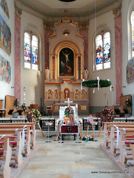 Trauersängerin Sängerin Gitarre Musikerin Trauerfeier Verabschiedung Beerdigung Begräbnis Kirche Alberschwende Bregenzerwald
